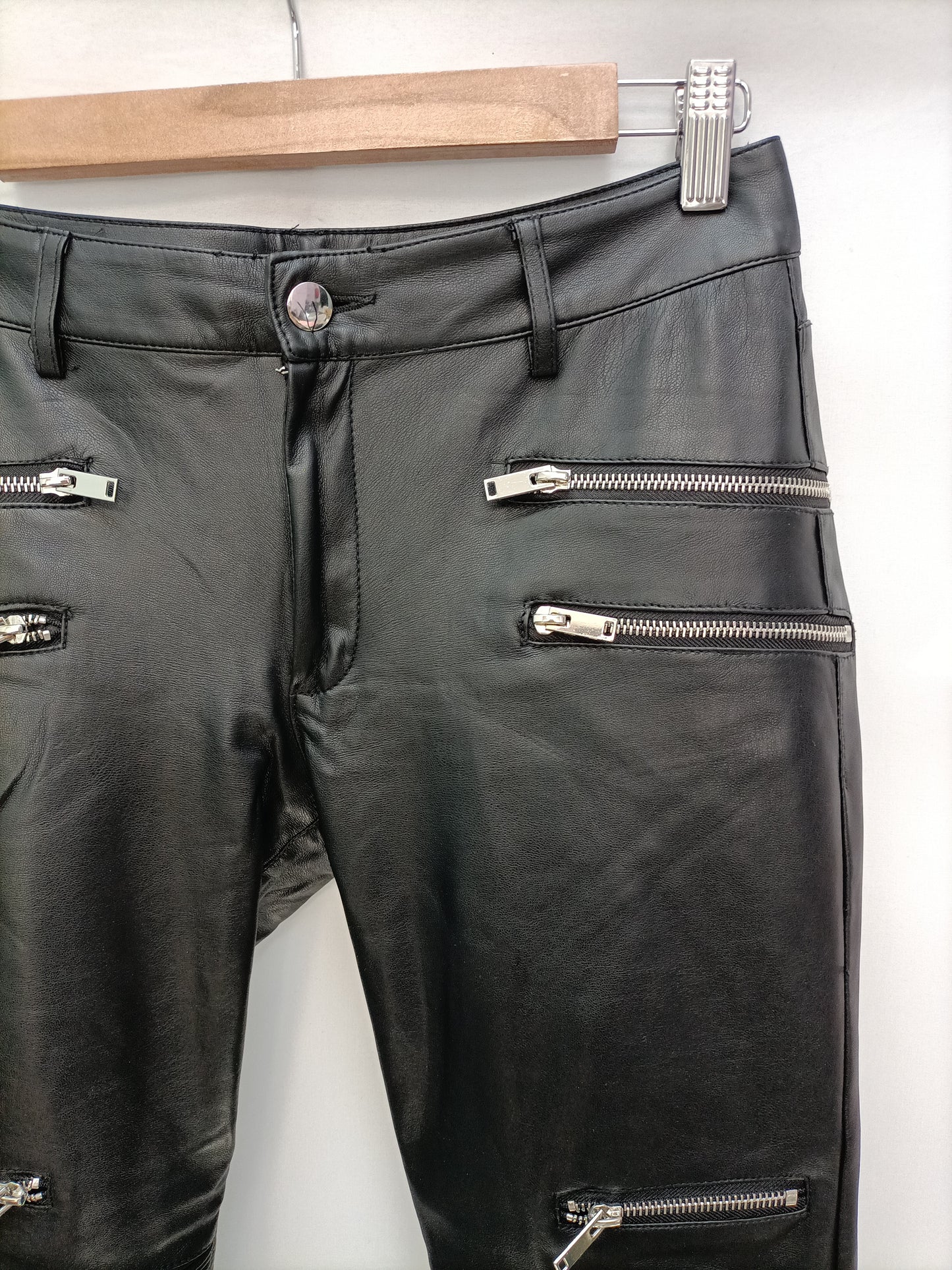 MANGO. Pantalón negro cremalleras T.38