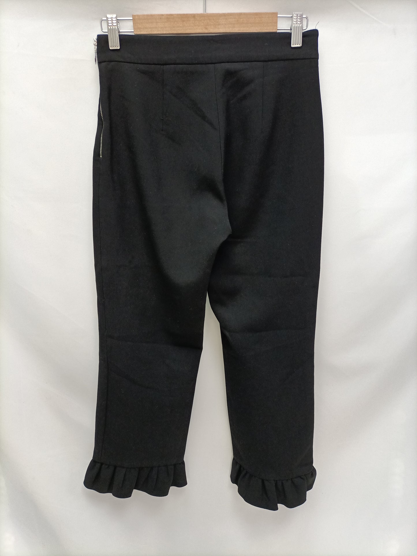 ZARA. Pantalón negro volantes T.xs