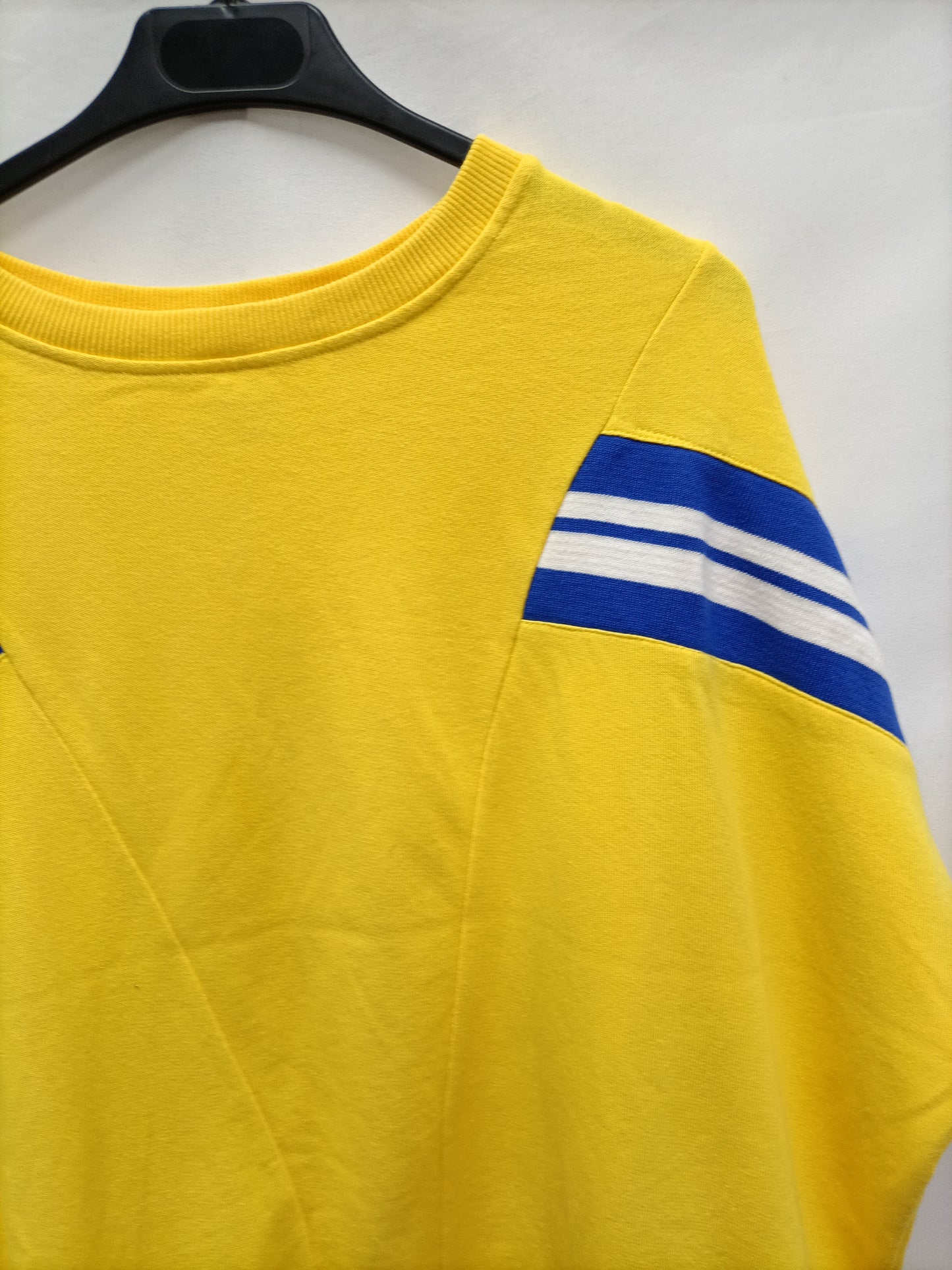 PULL&BEAR. Sudadera amarilla T.l