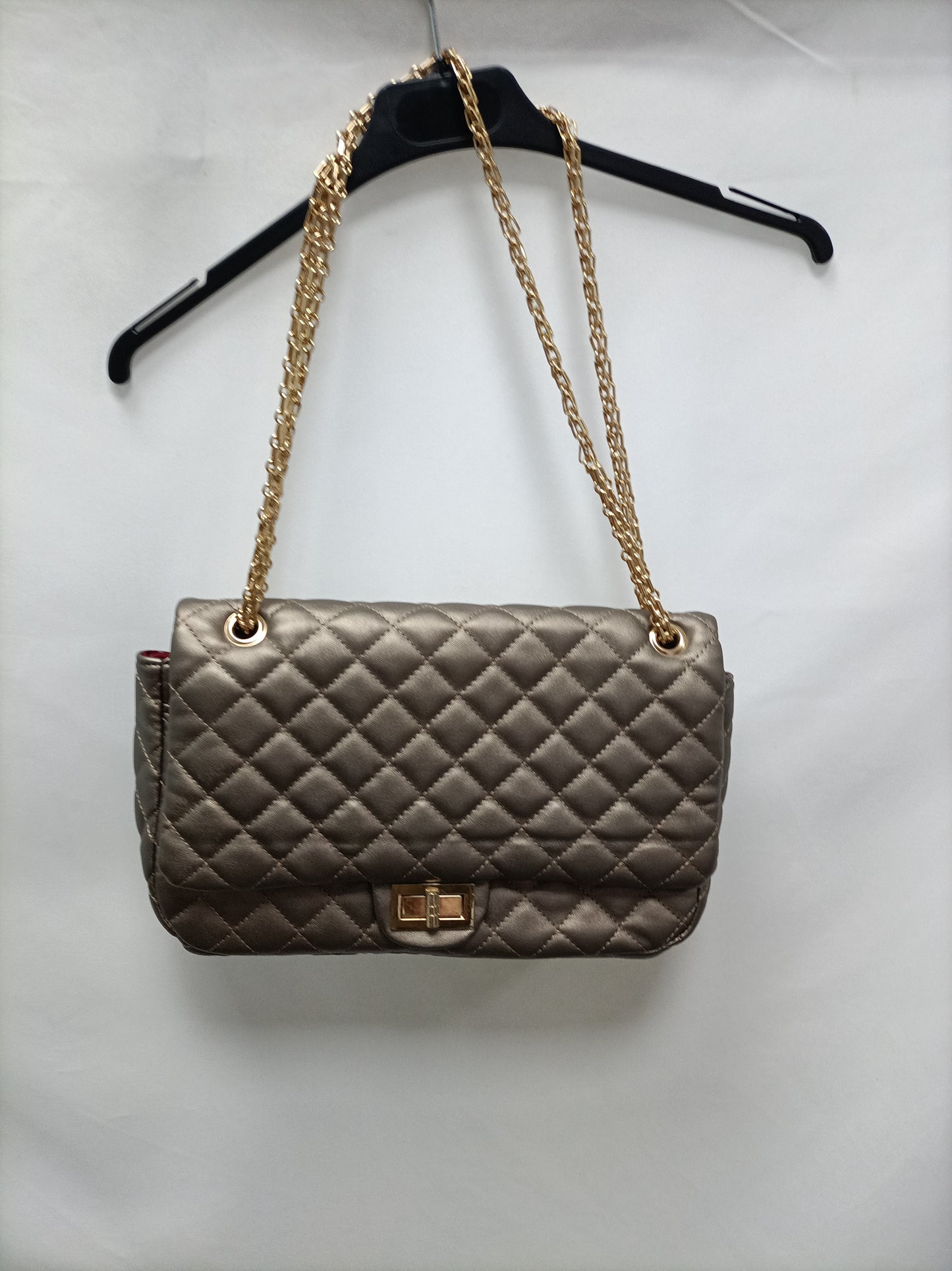 OTHERS. Gold diamond-shaped bag