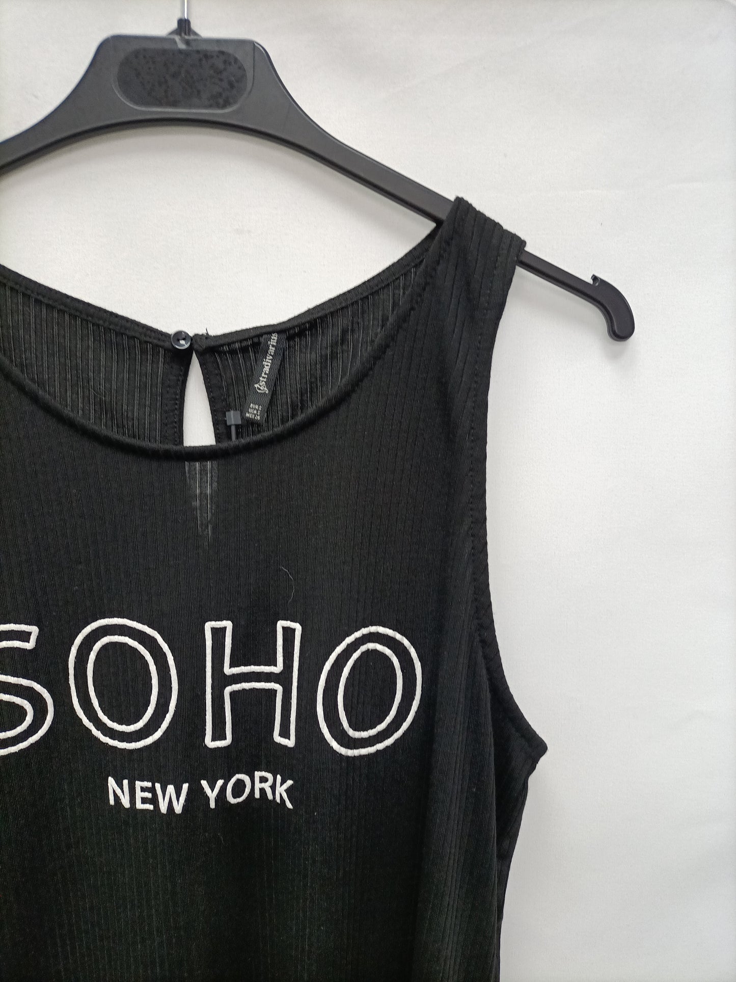STRADIVARIUS. Top negro canalé "SOHO" T.s