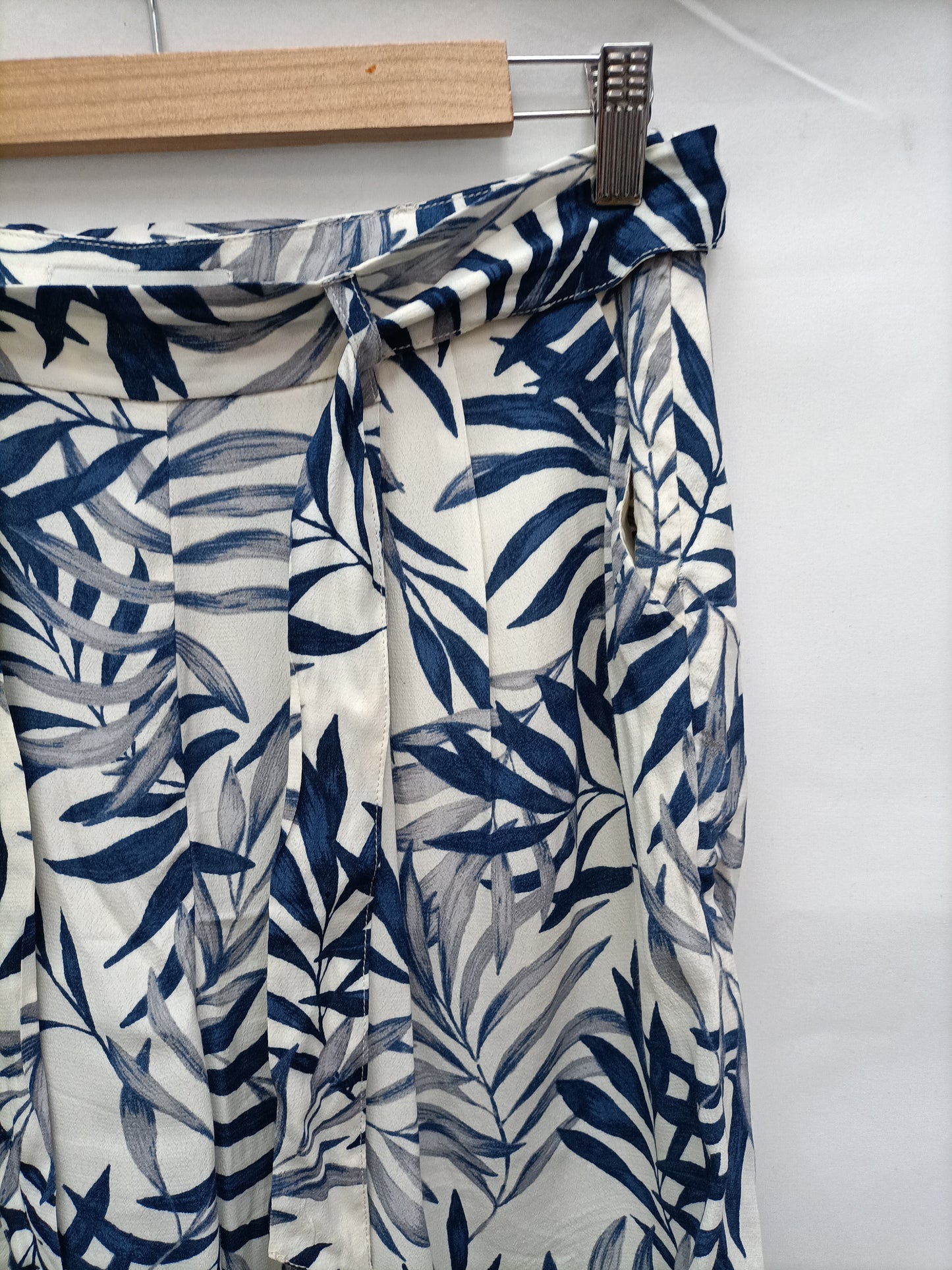 ICHI. Beige Bermuda leaves S.38