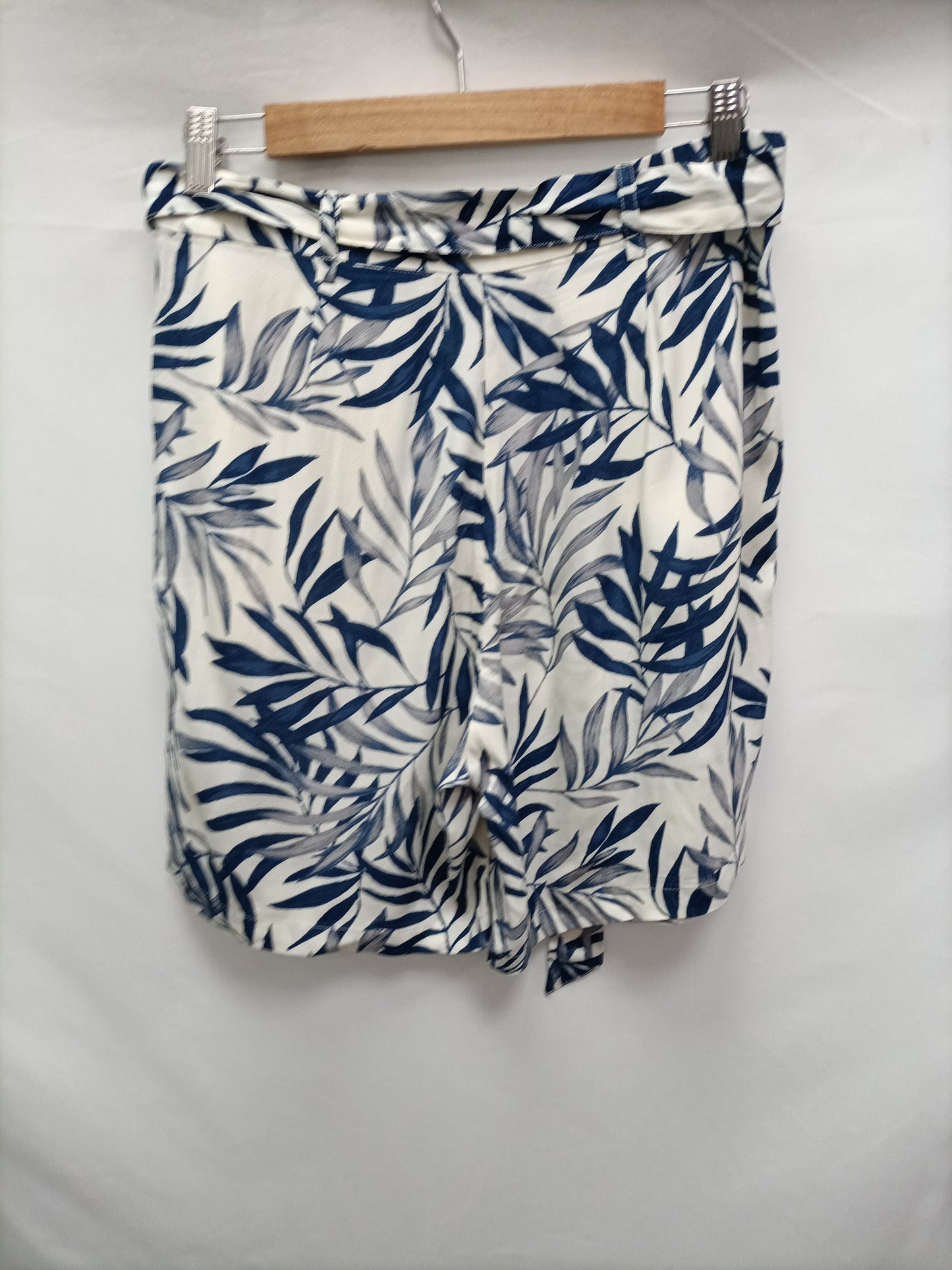 ICHI. Beige Bermuda leaves S.38