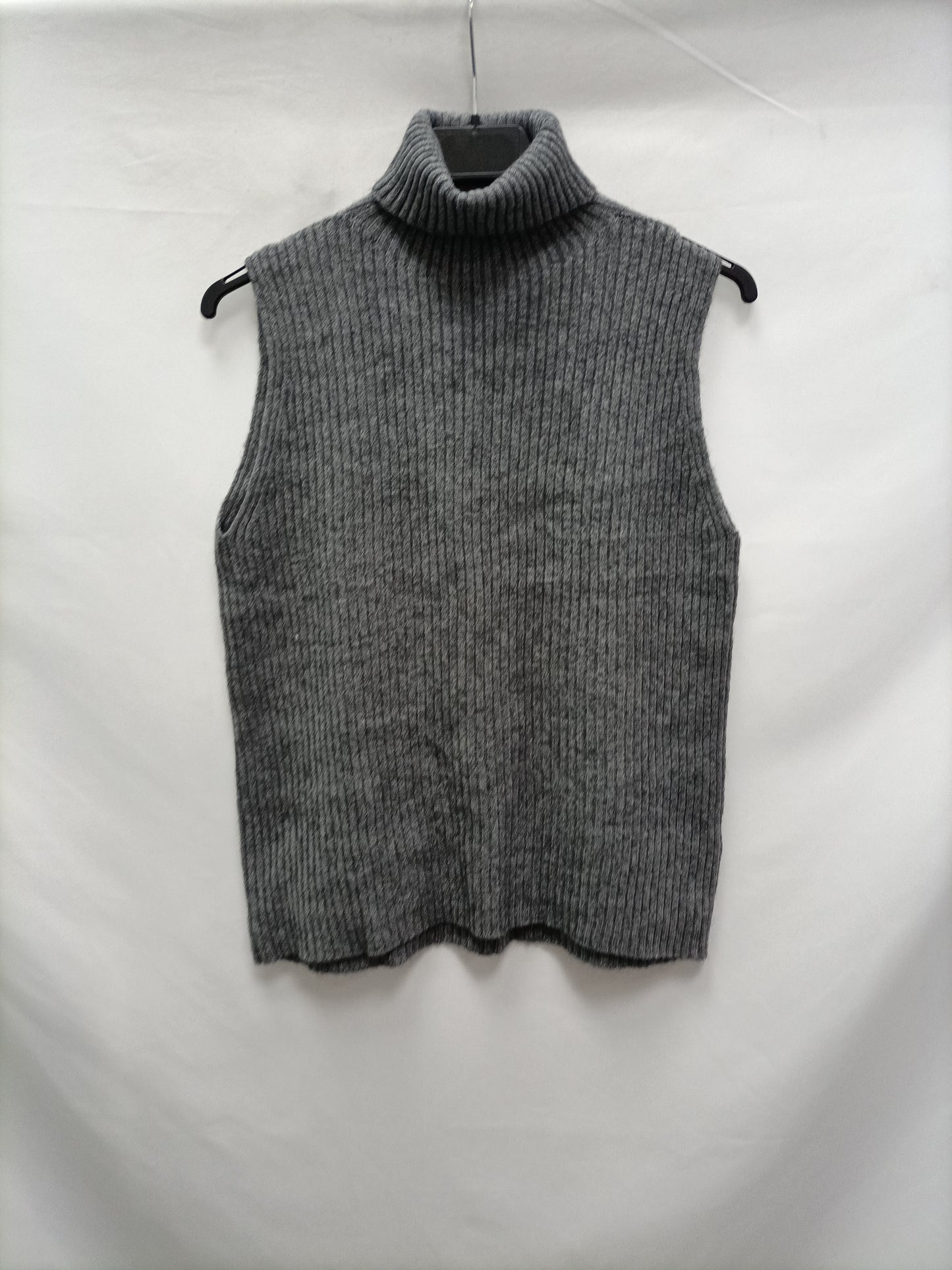WITE&amp;ONE. Grey Sleeveless Sweater Tu (m)