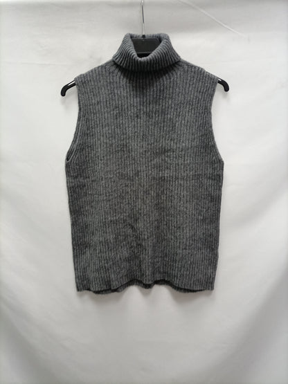 WITE&amp;ONE. Grey Sleeveless Sweater Tu (m)