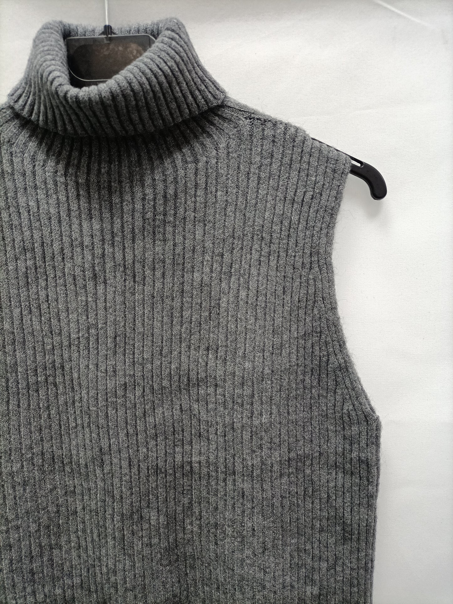 WITE&amp;ONE. Grey Sleeveless Sweater Tu (m)