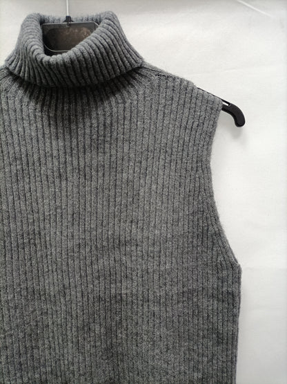 WITE&amp;ONE. Grey Sleeveless Sweater Tu (m)