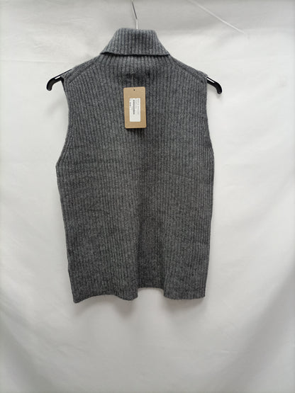 WITE&amp;ONE. Grey Sleeveless Sweater Tu (m)