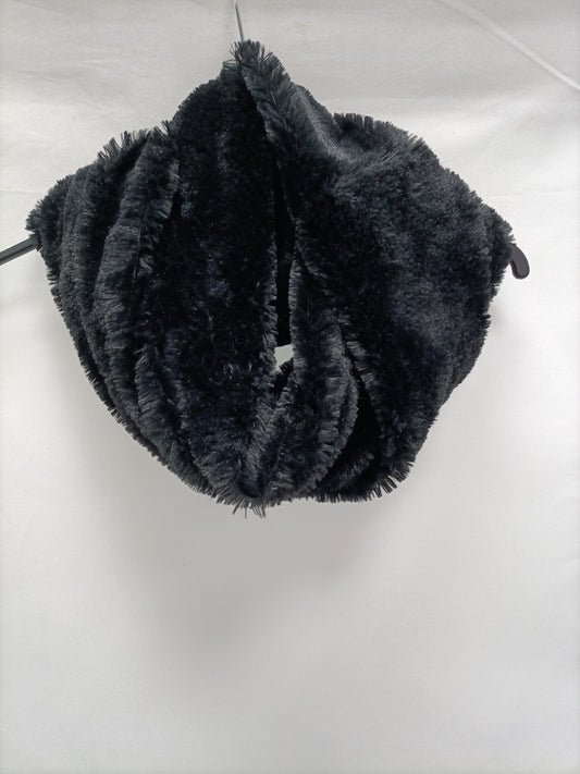 OTRAS. Cuello negro pelito