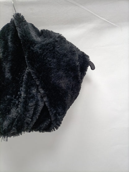 OTHERS. Black hairy neck