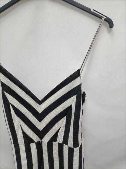 STRADIVARIUS. Mono rayas negro y blanco T.s