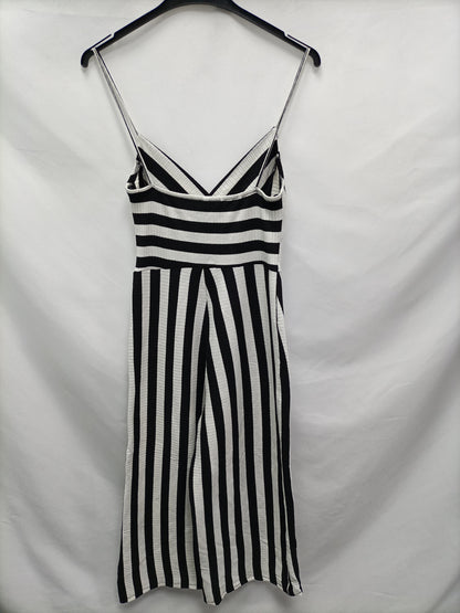 STRADIVARIUS. Mono rayas negro y blanco T.s