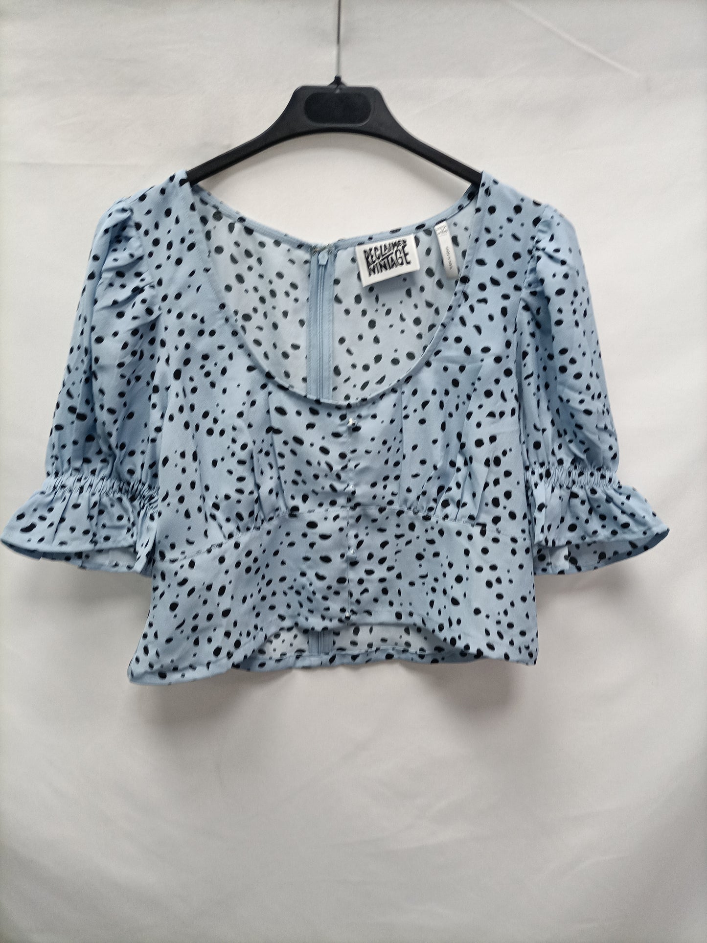 RECLAIMED VINTAGE. Blue polka dot top T.38