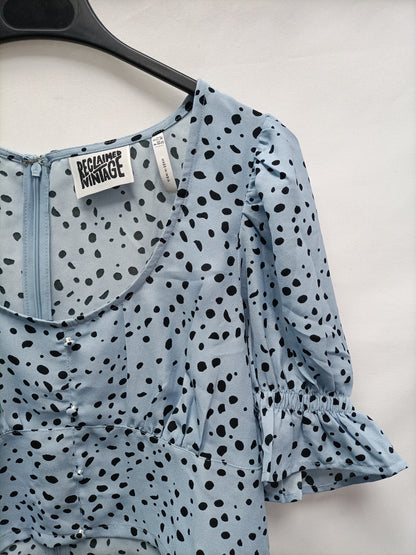 RECLAIMED VINTAGE. Blue polka dot top T.38