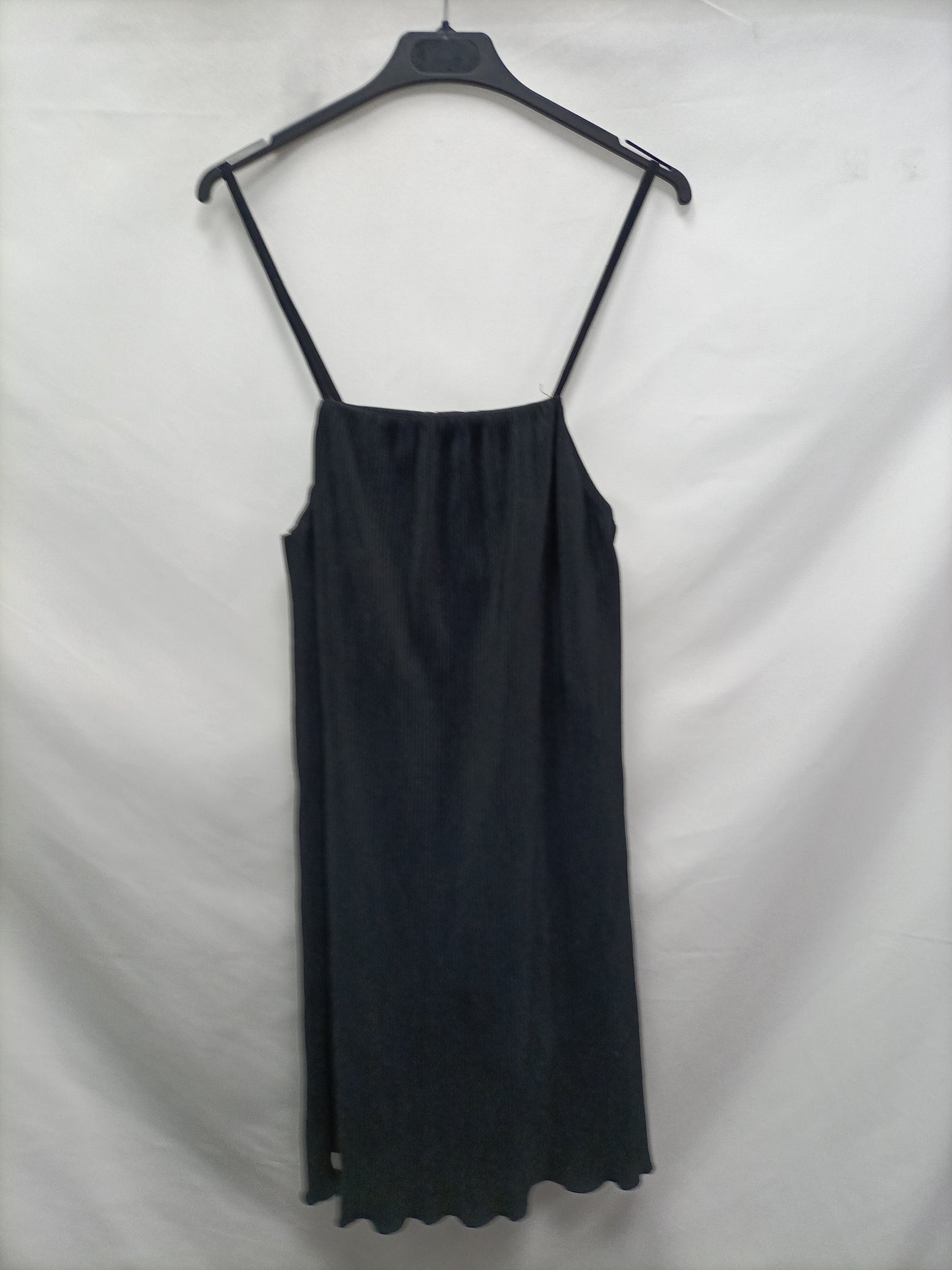 ZARA. Vestido corto negro T.m