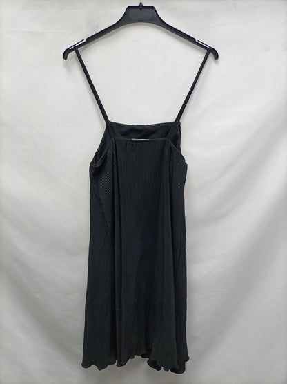 ZARA. Vestido corto negro T.m