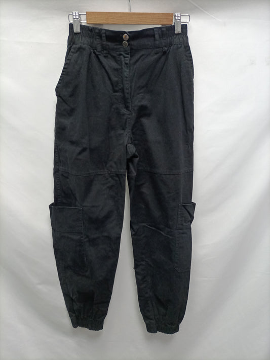 BERSHKA. Pantalón negro cargo T.38