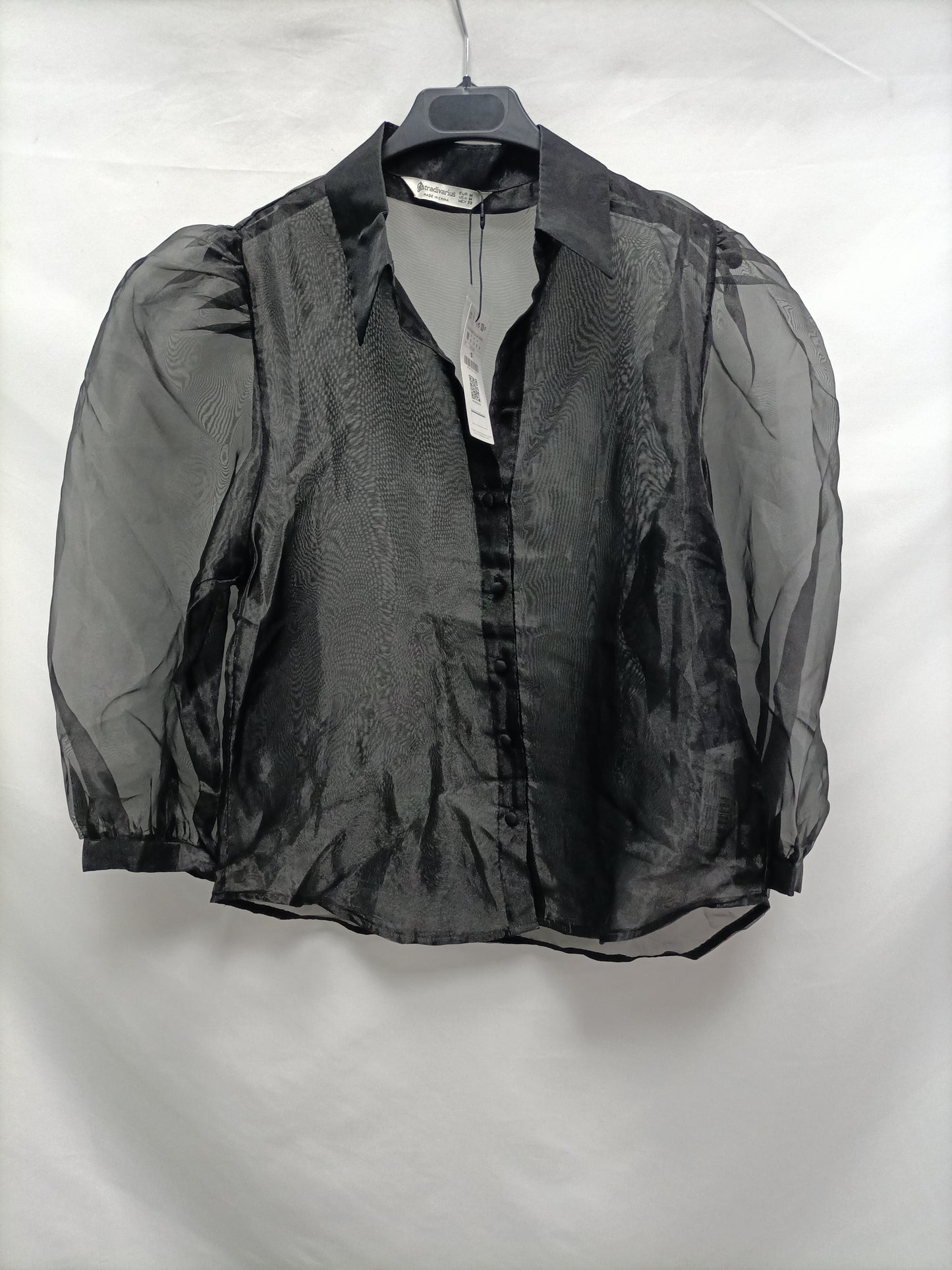 STRADIVARIUS. Blusa negra semitransparente T.m