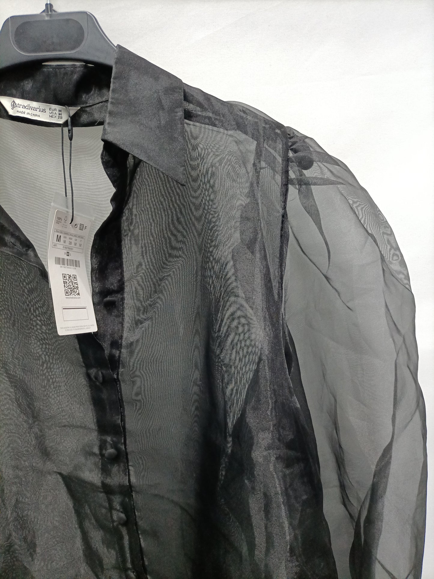 STRADIVARIUS. Blusa negra semitransparente T.m