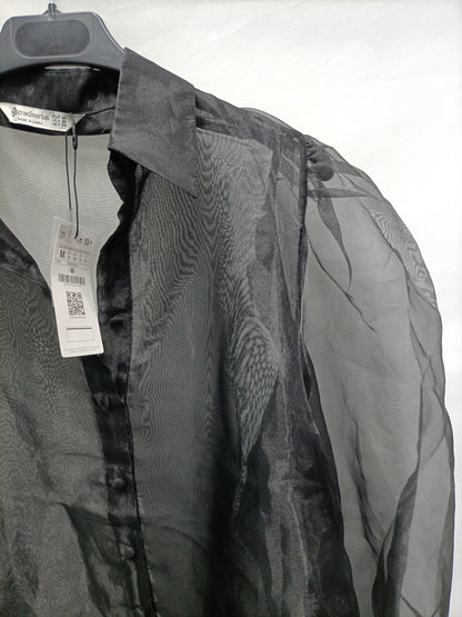 STRADIVARIUS. Blusa negra semitransparente T.m