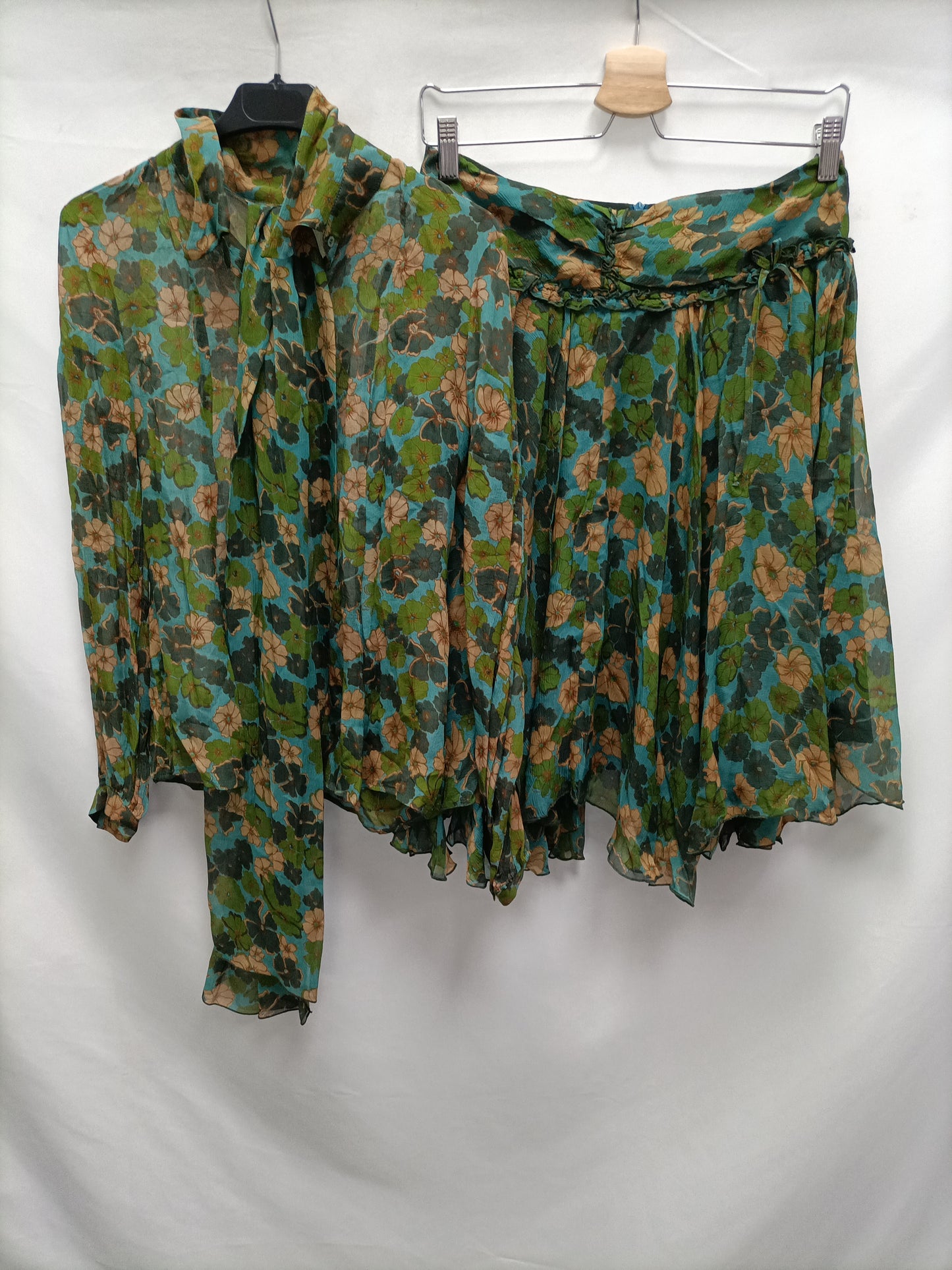 TARA JARMON. Total Look falda fluida  azul estampado flores T.38 Blusa semitransparente estampado flores T.38
