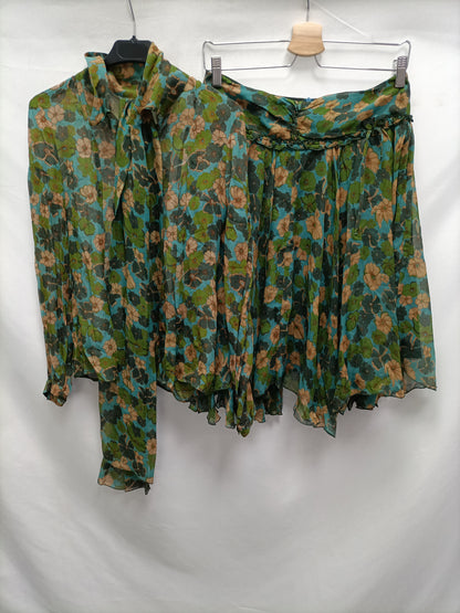 TARA JARMON. Total Look falda fluida  azul estampado flores T.38 Blusa semitransparente estampado flores T.38