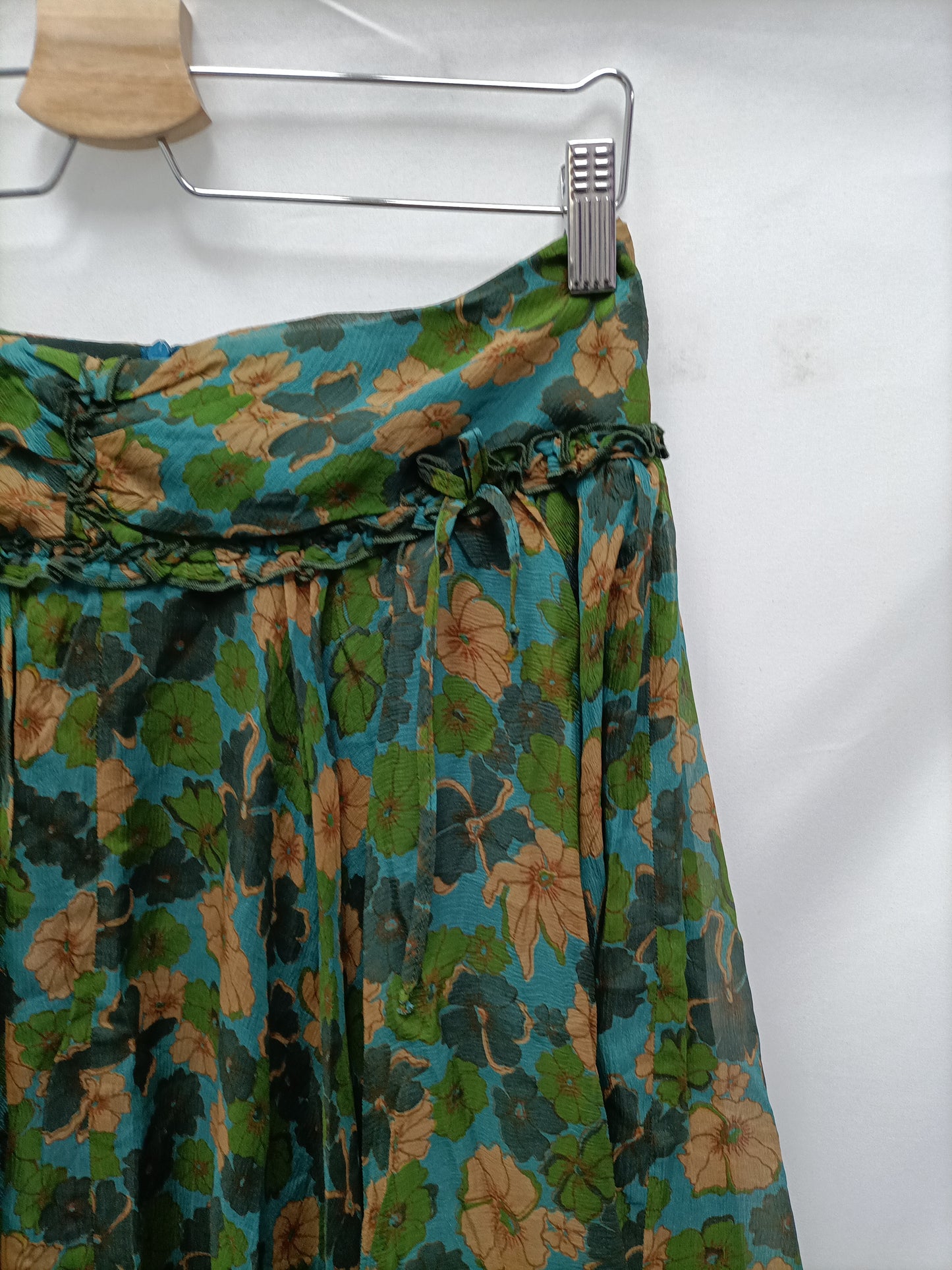 TARA JARMON. Total Look falda fluida  azul estampado flores T.38 Blusa semitransparente estampado flores T.38