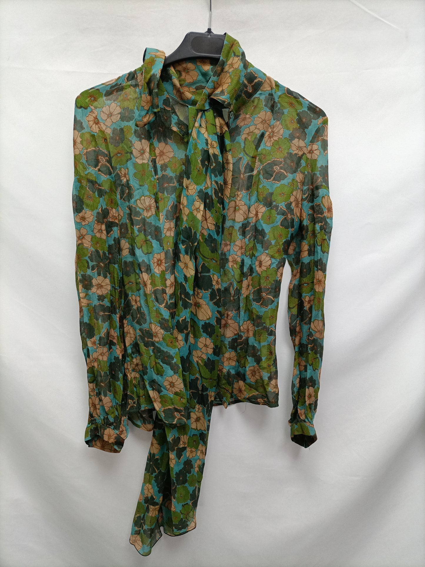 TARA JARMON. Total Look falda fluida  azul estampado flores T.38 Blusa semitransparente estampado flores T.38