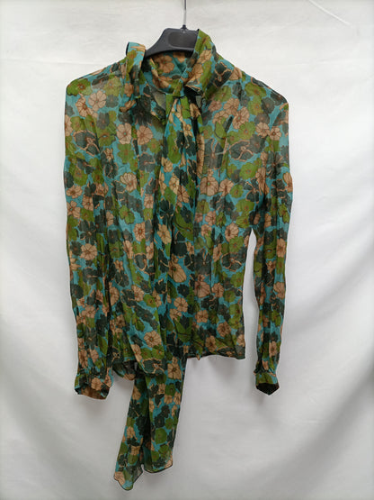 TARA JARMON. Total Look falda fluida  azul estampado flores T.38 Blusa semitransparente estampado flores T.38