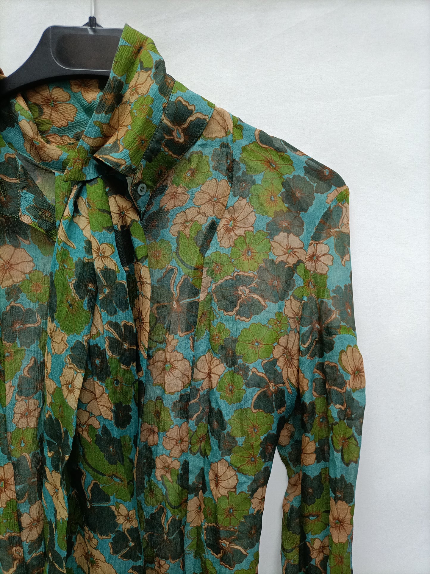 TARA JARMON. Total Look falda fluida  azul estampado flores T.38 Blusa semitransparente estampado flores T.38