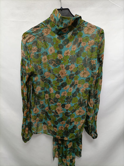 TARA JARMON. Total Look falda fluida  azul estampado flores T.38 Blusa semitransparente estampado flores T.38