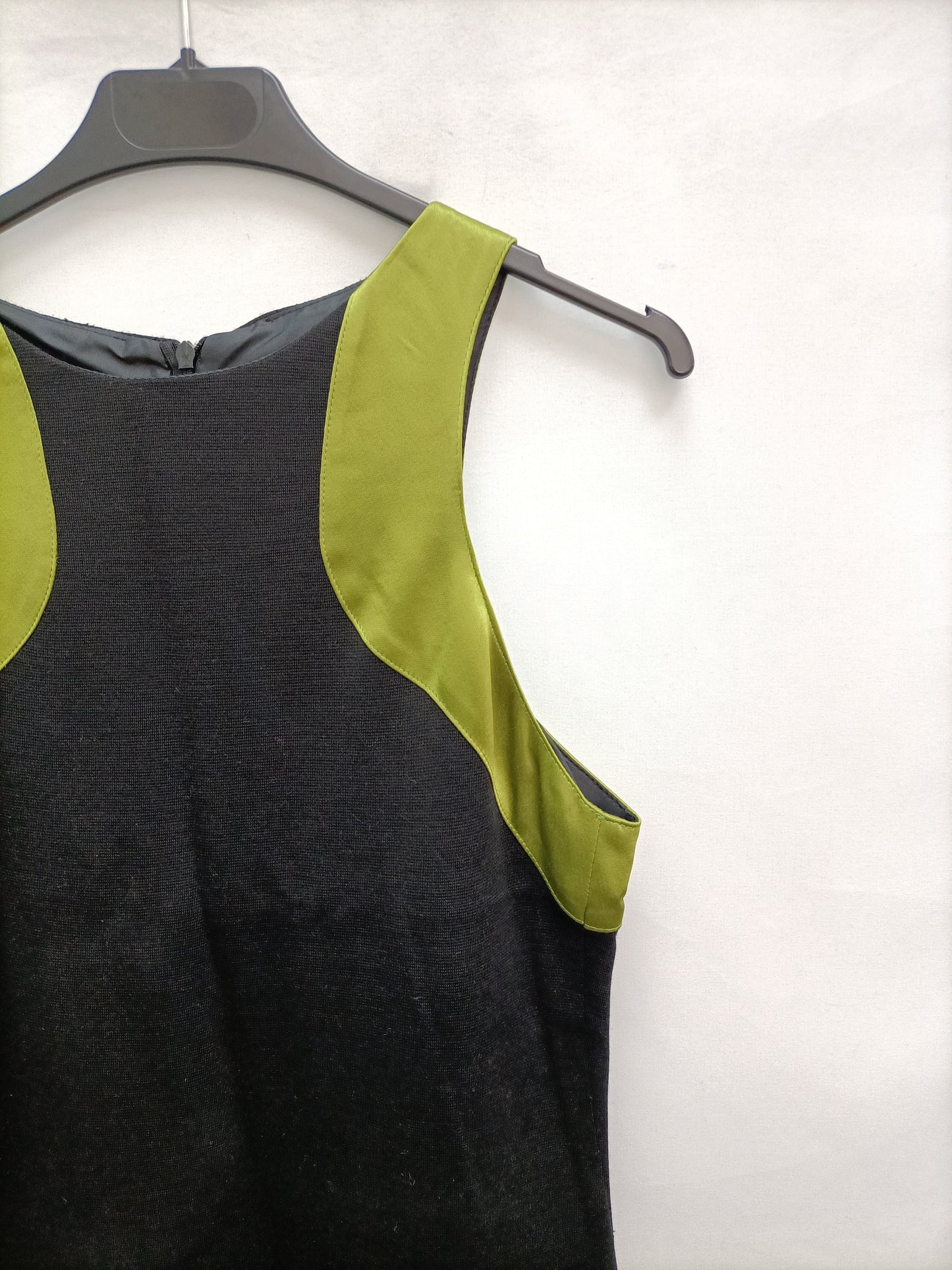 FUTURA. Vestido negro corto con detalles verdes T.40 (s/m)