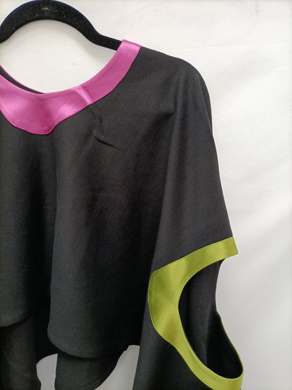 FUTURA. Vestido negro corto con detalles verdes T.40 poncho negro