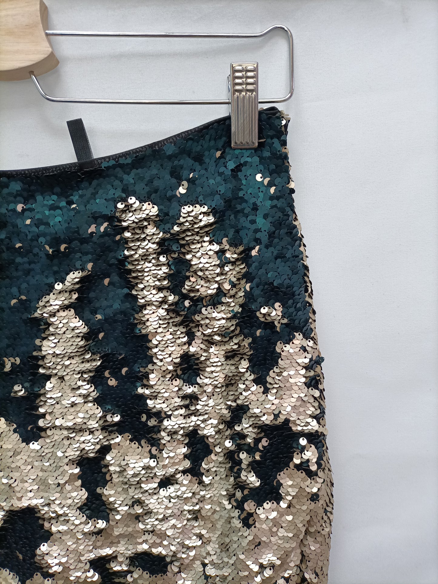 STRADIVARIUS. Falda lentejuelas doradas ya azules T.m