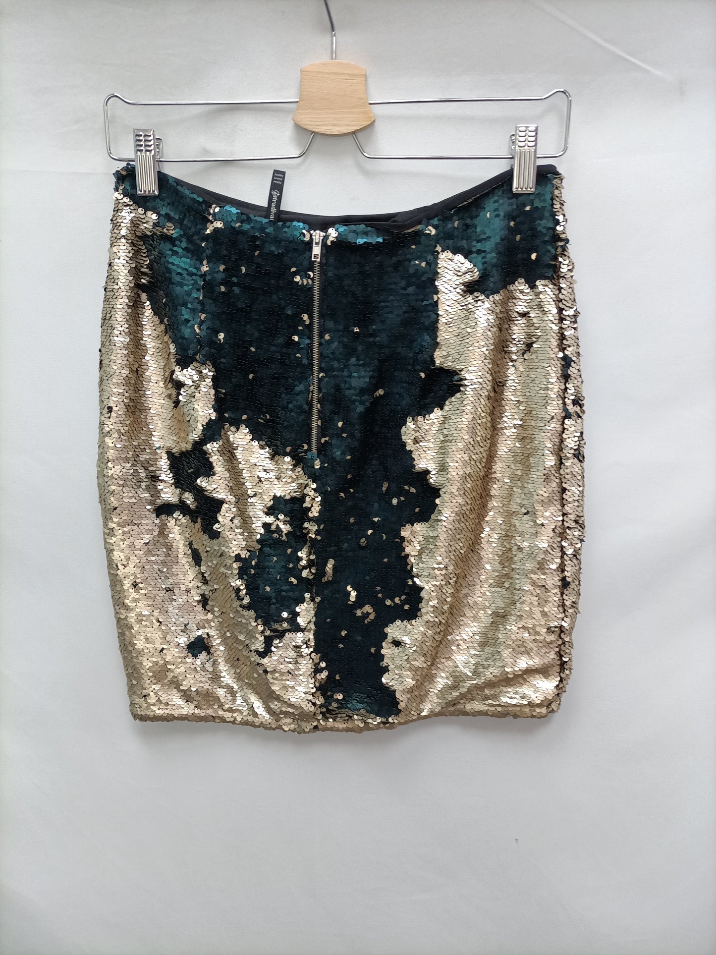 STRADIVARIUS. Falda lentejuelas doradas ya azules T.m