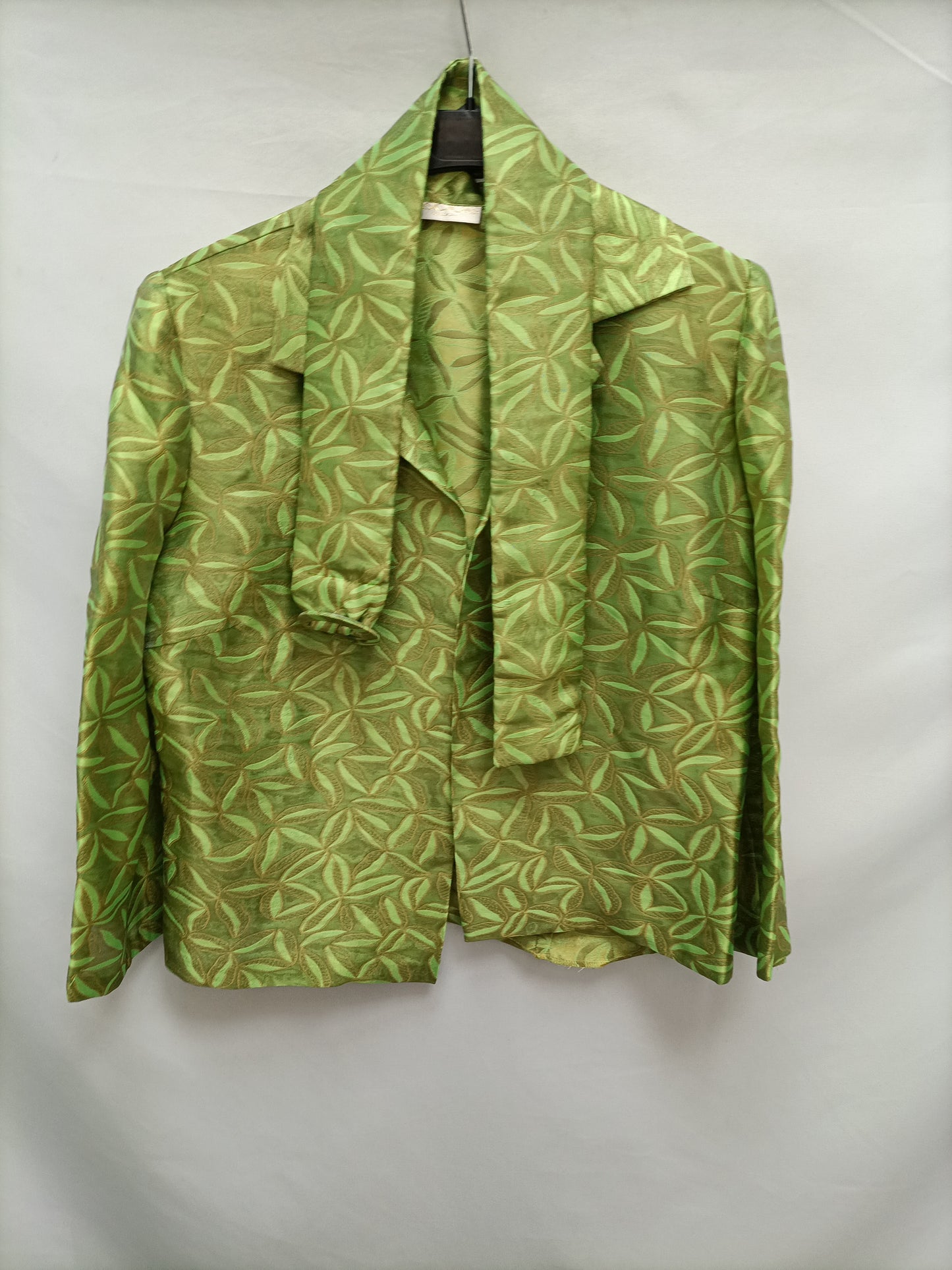 ROSA ROJAS. Total look falda chaqueta verde estampado hojas T.40