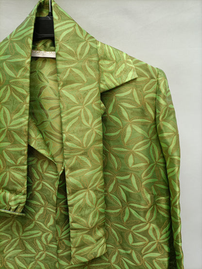 ROSA ROJAS. Total look falda chaqueta verde estampado hojas T.40