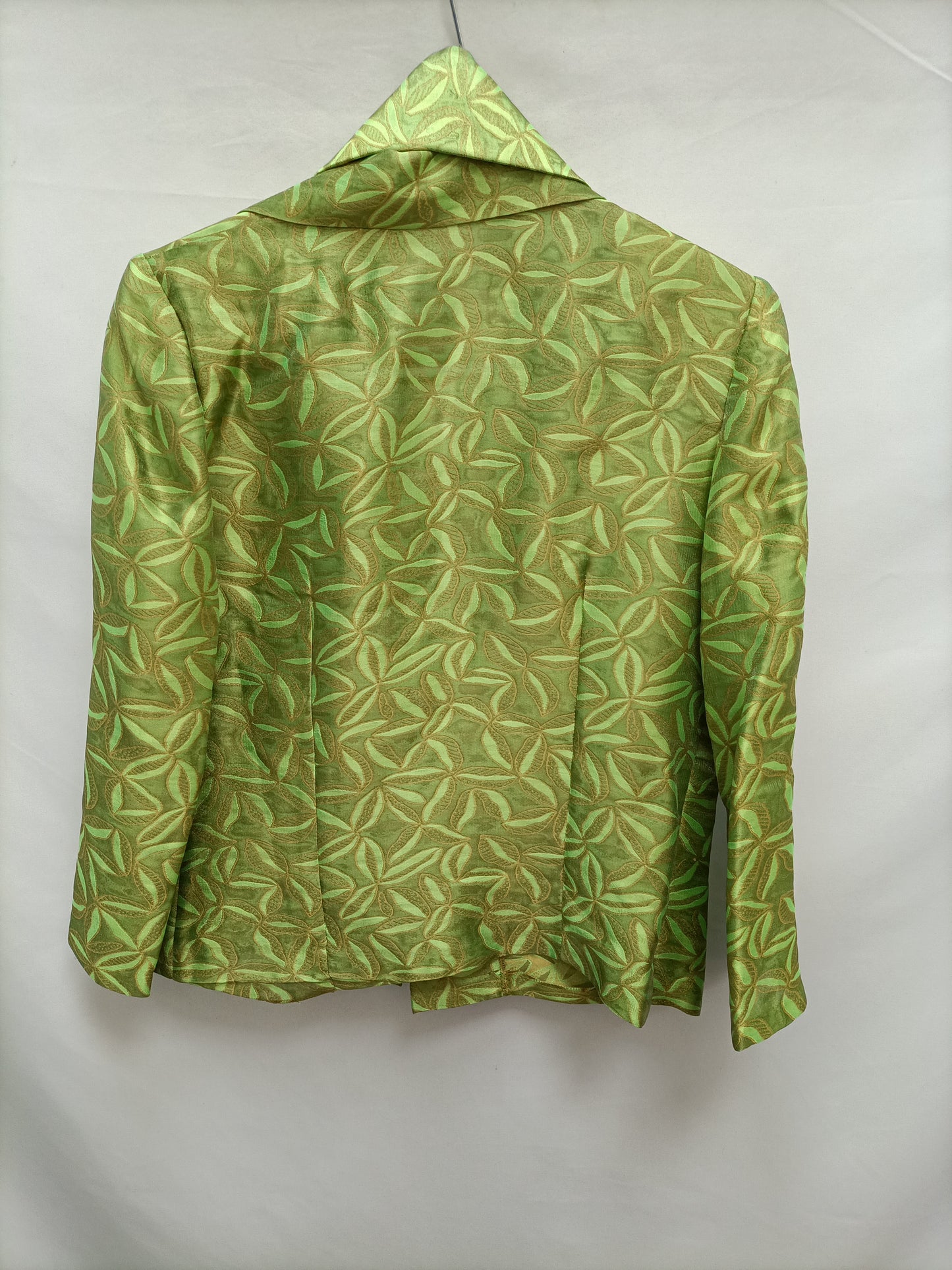 ROSA ROJAS. Total look falda chaqueta verde estampado hojas T.40