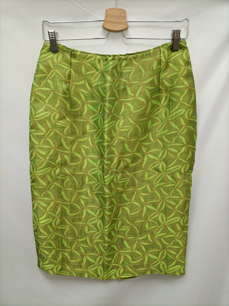 ROSA ROJAS. Total look falda chaqueta verde estampado hojas T.40