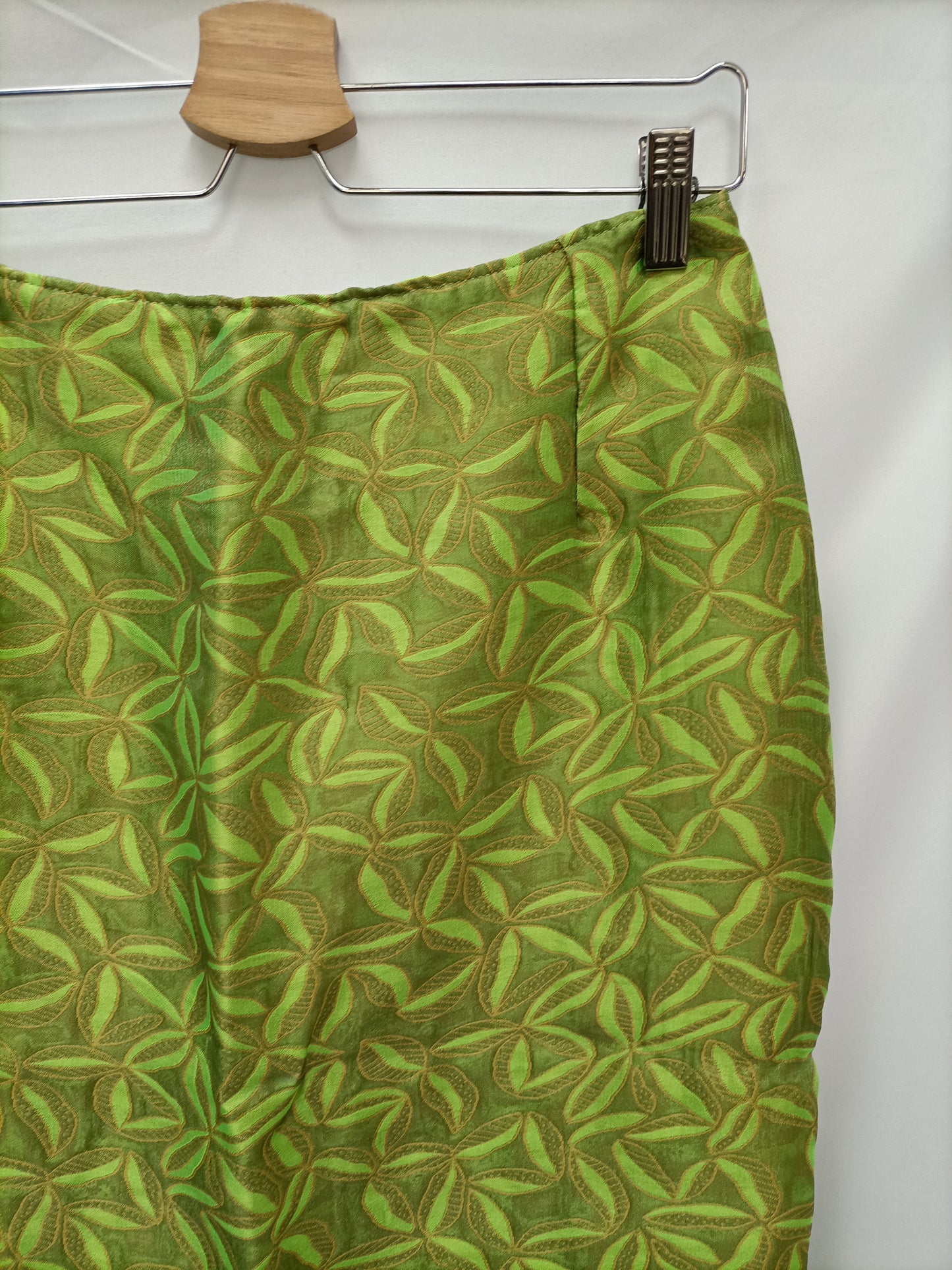 ROSA ROJAS. Total look falda chaqueta verde estampado hojas T.40