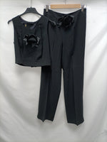 MOK. Total look pantalon de vestir y chaleco negro detalle lazo T.42