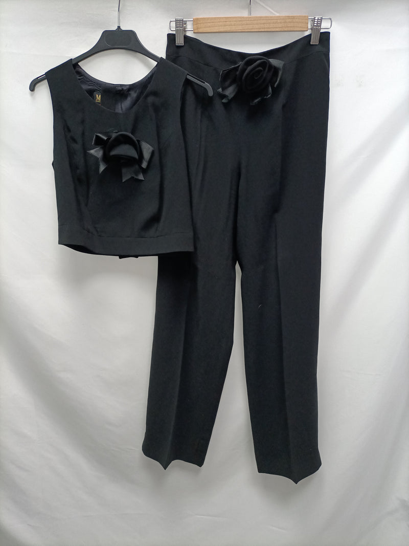 MOK. Total look pantalon de vestir y chaleco negro detalle lazo T