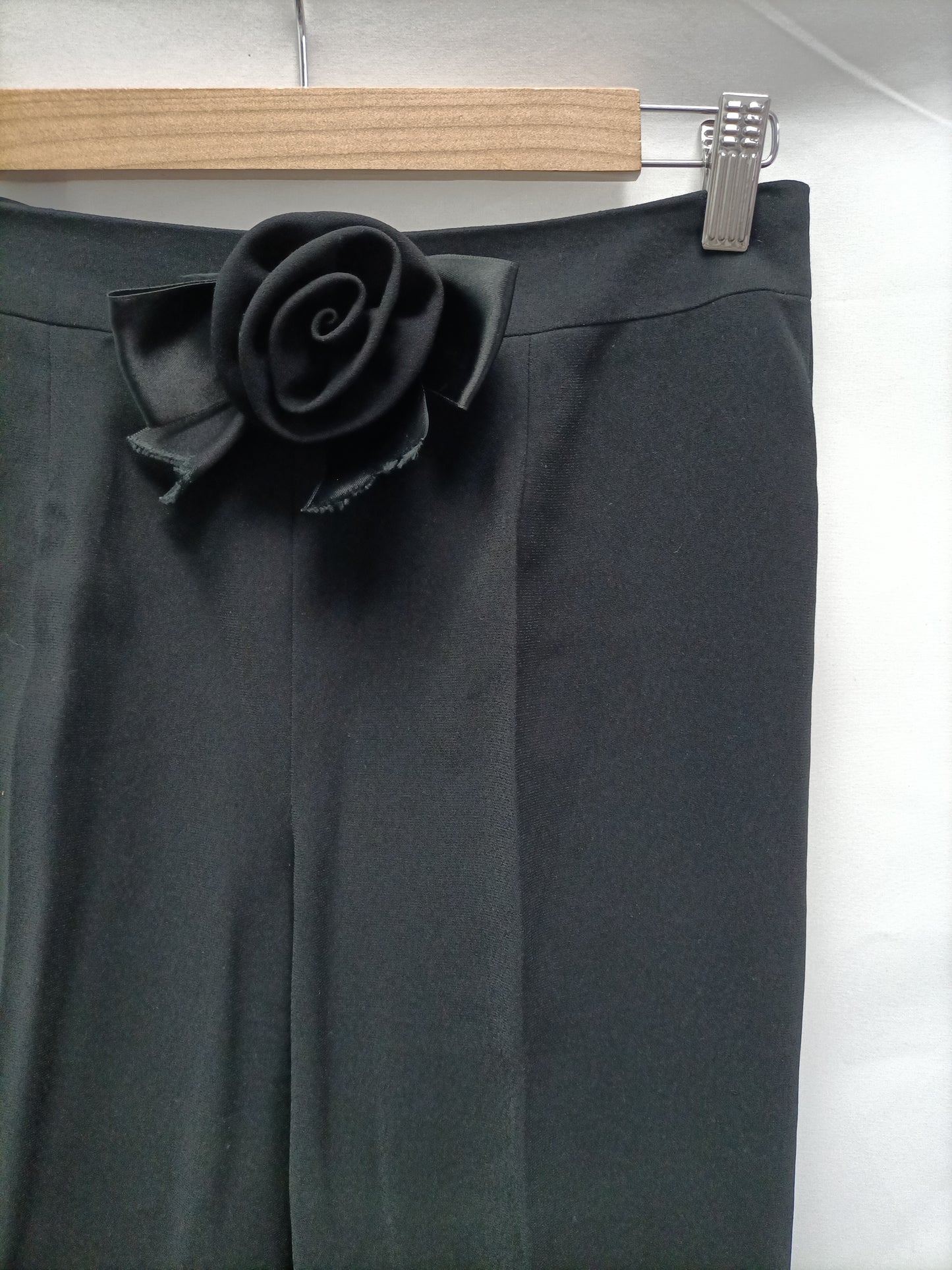 MOK. Total look pantalon de vestir y chaleco negro detalle lazo T.42