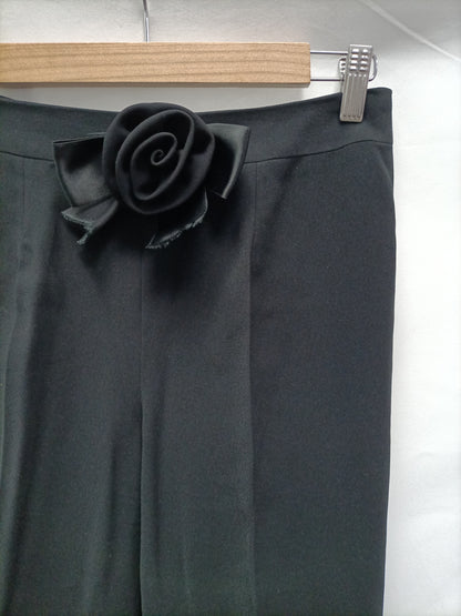 MOK. Total look pantalon de vestir y chaleco negro detalle lazo T.42