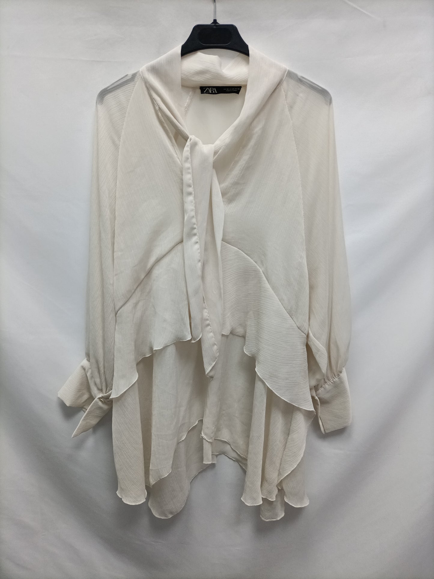ZARA. Blusa volantes fluida beige T.m
