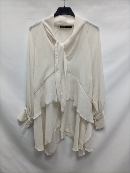 ZARA. Blusa volantes fluida beige T.m