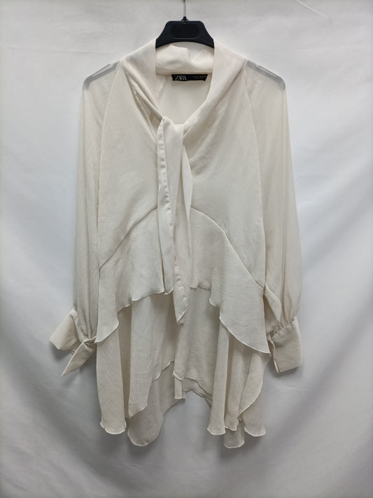 ZARA. Blusa volantes fluida beige T.m