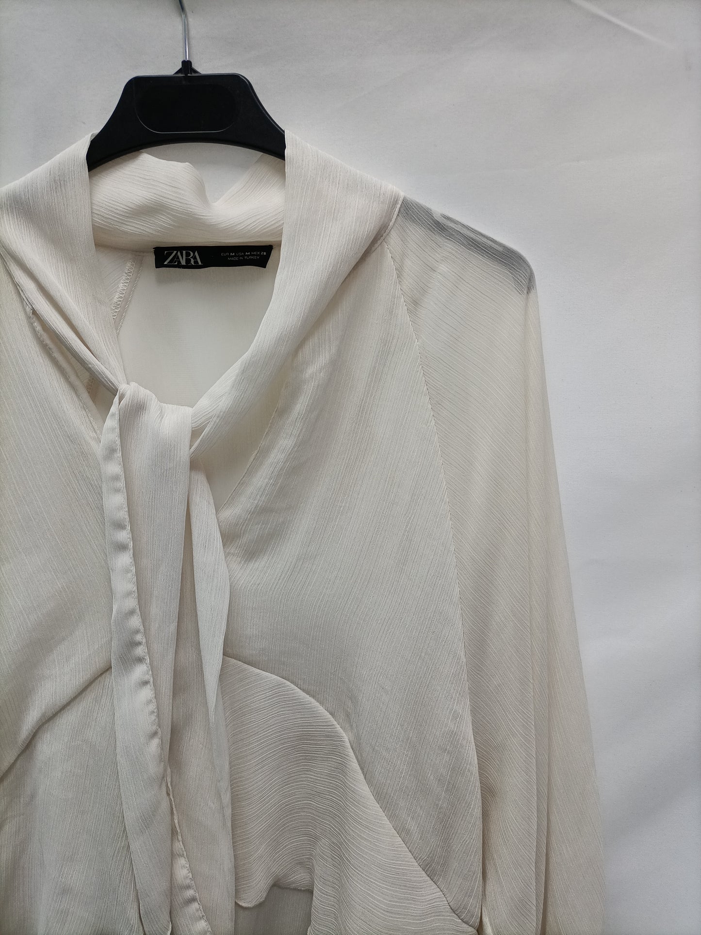 ZARA. Blusa volantes fluida beige T.m