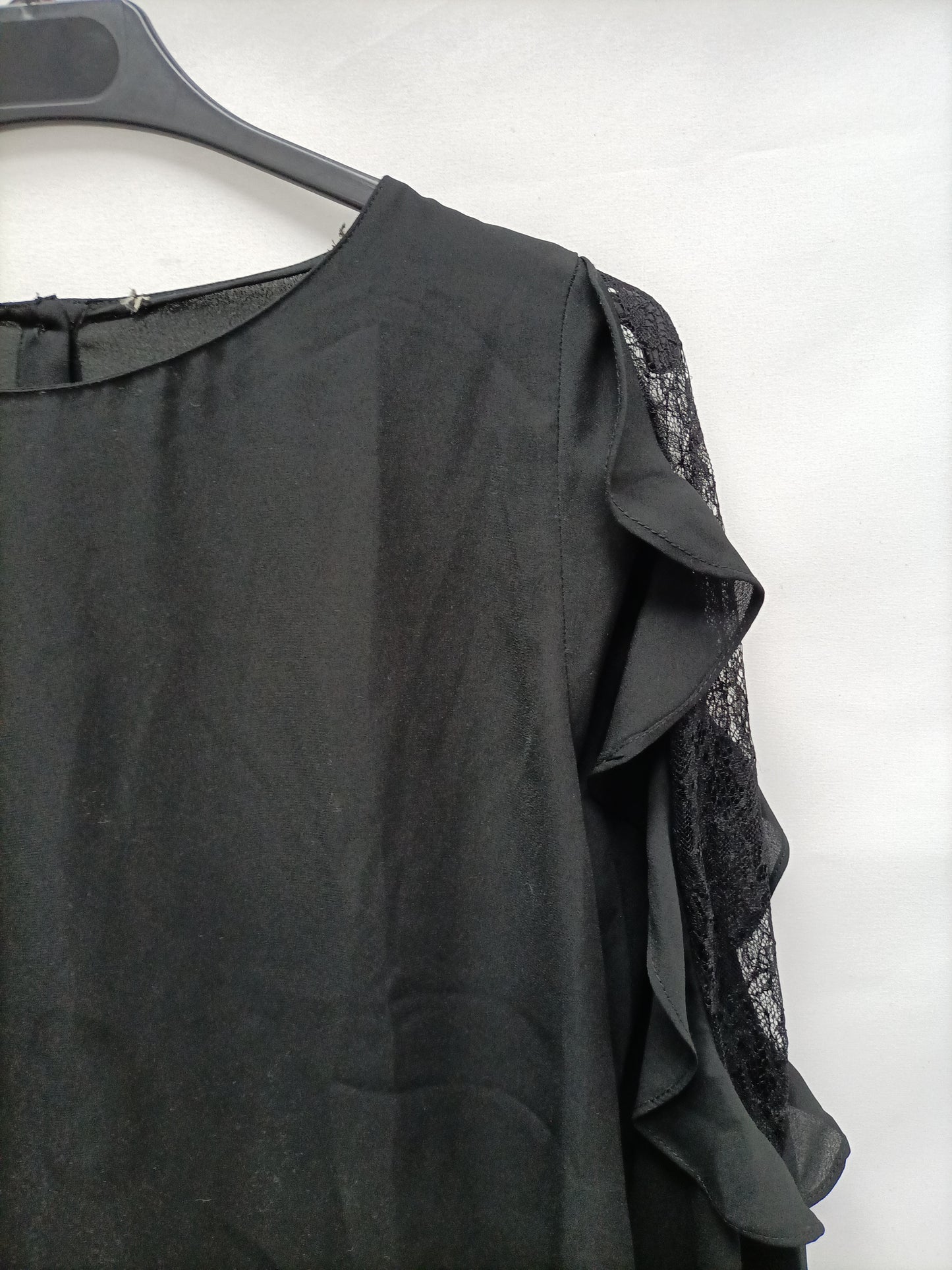 OTRAS. Blusa negra volante T.u(s)