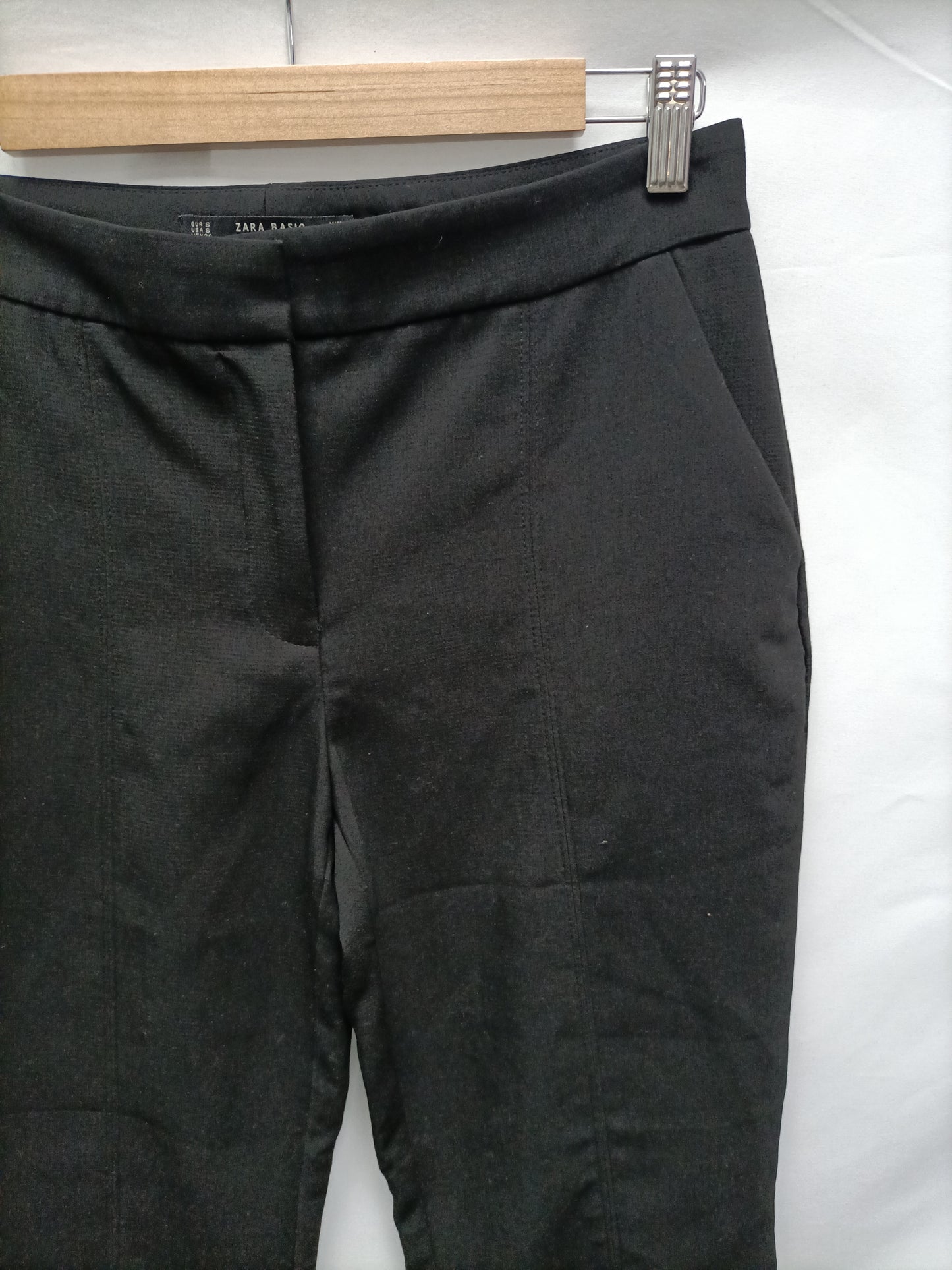 ZARA. Pantalones de pinzas T.s